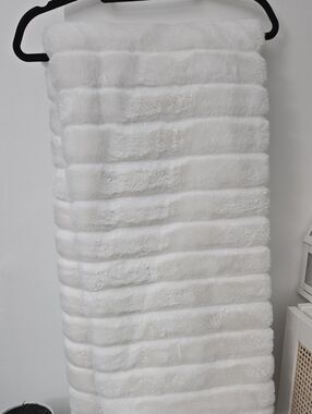 White Plush Faux Fur Throw - Soft Luxury